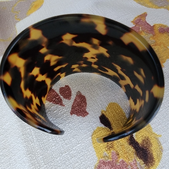 Tortoise Shell Wide Cuff - Picture 4 of 4